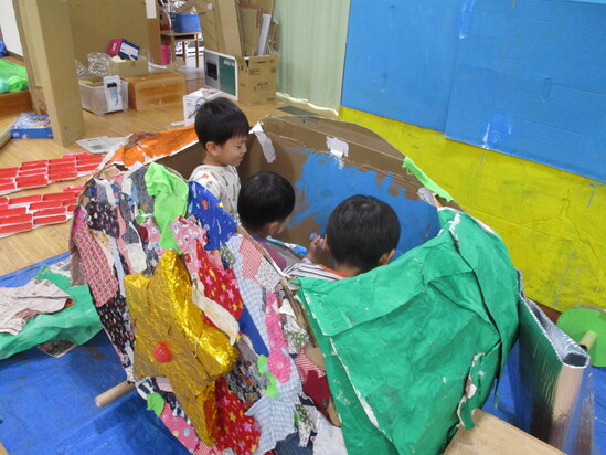 ２歳児：木の実や落ち葉