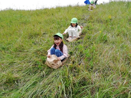 土手で草すべり