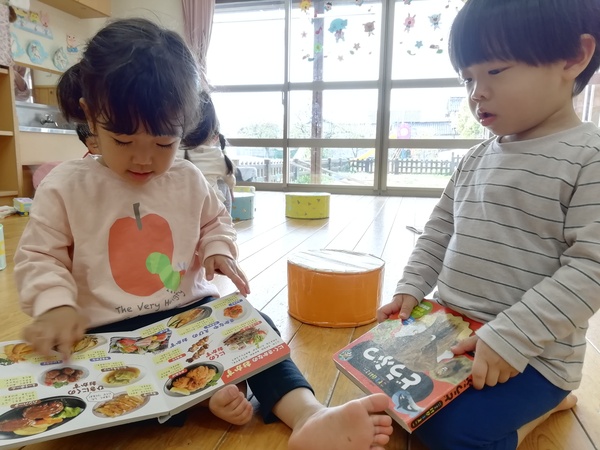 お部屋で絵本に夢中