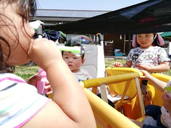暖かい園庭でお散歩
