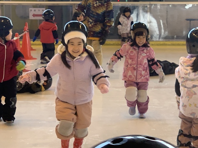 湖遊館で長靴スケート