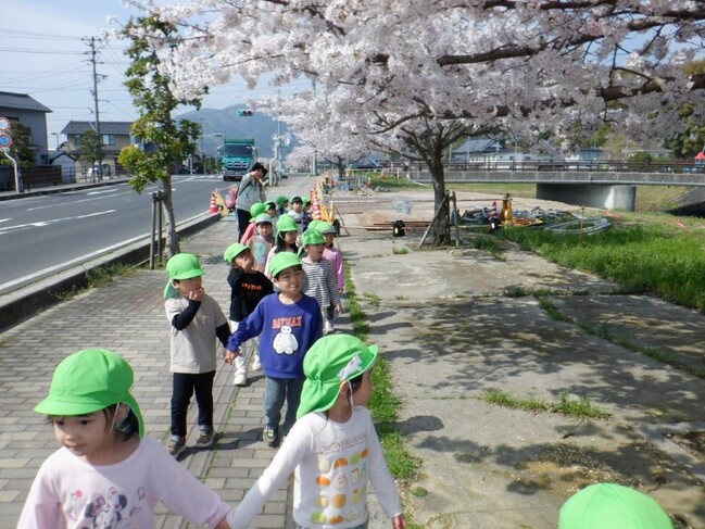 桜並木をおさんぽ