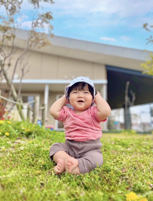 桜と一緒に、「だーるまさんがこーろんだ！！ 」