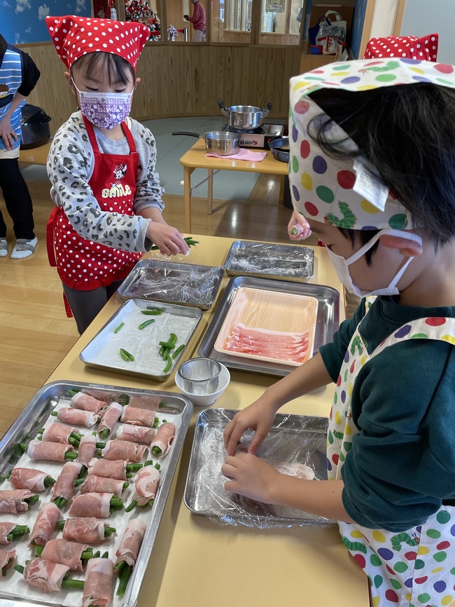 自分たちでお弁当おかず作り