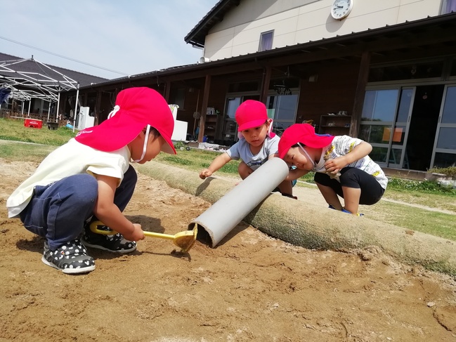  砂場で工事