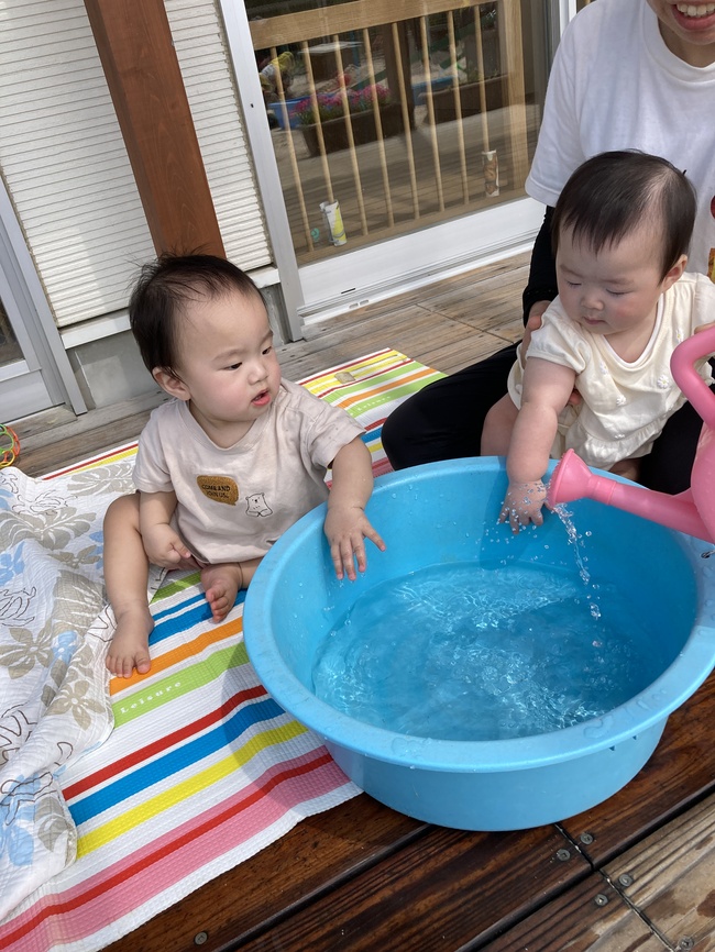 テラスで水あそび